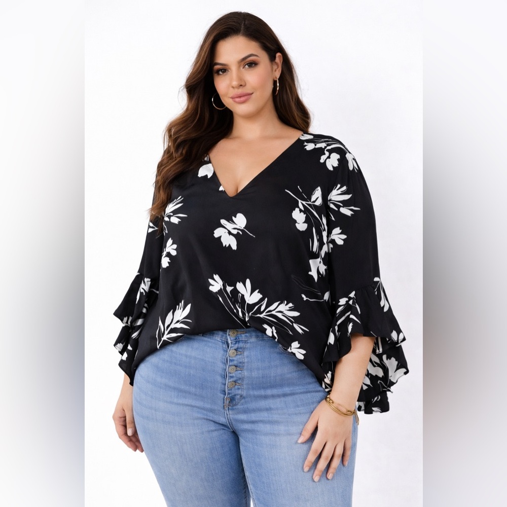 Vince Camuto Black and White Floral Blouse 🖤🖤 - Picture 14 of 16